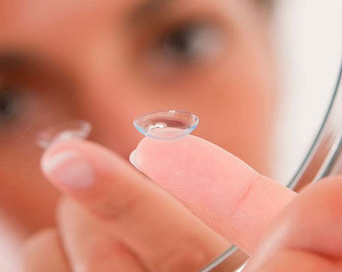 Gocce iridina per occhi irritati con lenti a contatto