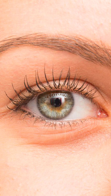 Iridina parla di come una giornata al mare può provocare occhi rossi e che bruciano